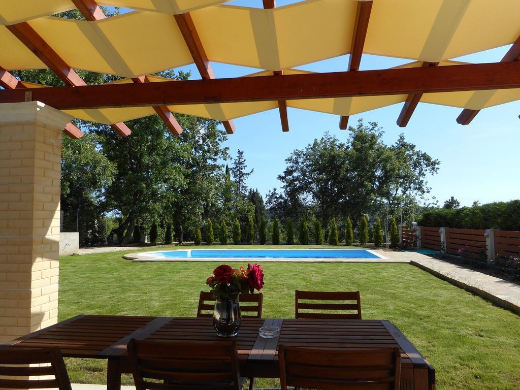 Villa Poulades Гувия Екстериор снимка