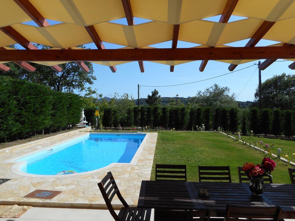 Villa Poulades Гувия Екстериор снимка