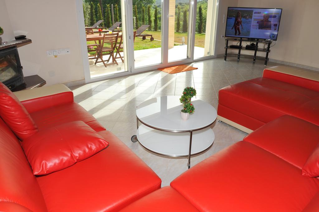 Villa Poulades Гувия Екстериор снимка