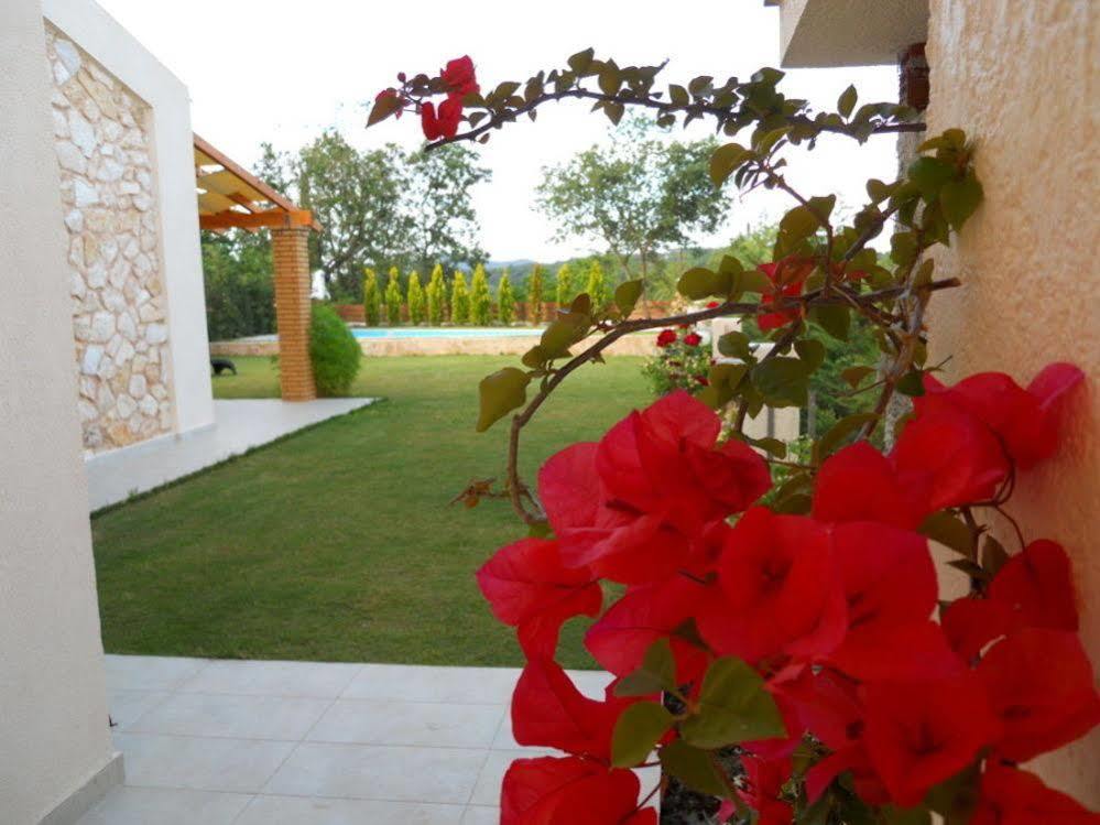Villa Poulades Гувия Екстериор снимка