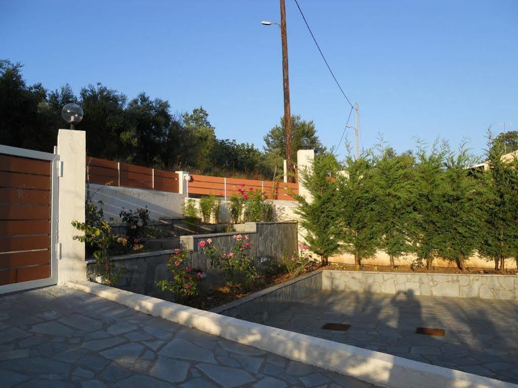 Villa Poulades Гувия Екстериор снимка